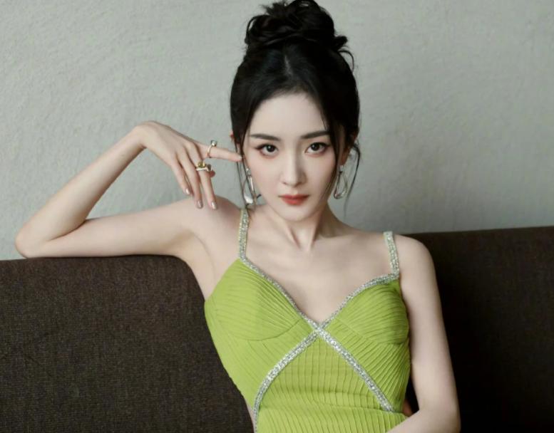 杨幂的“获奖感言”在全网火了，秦海璐的评价，终于有人信了！