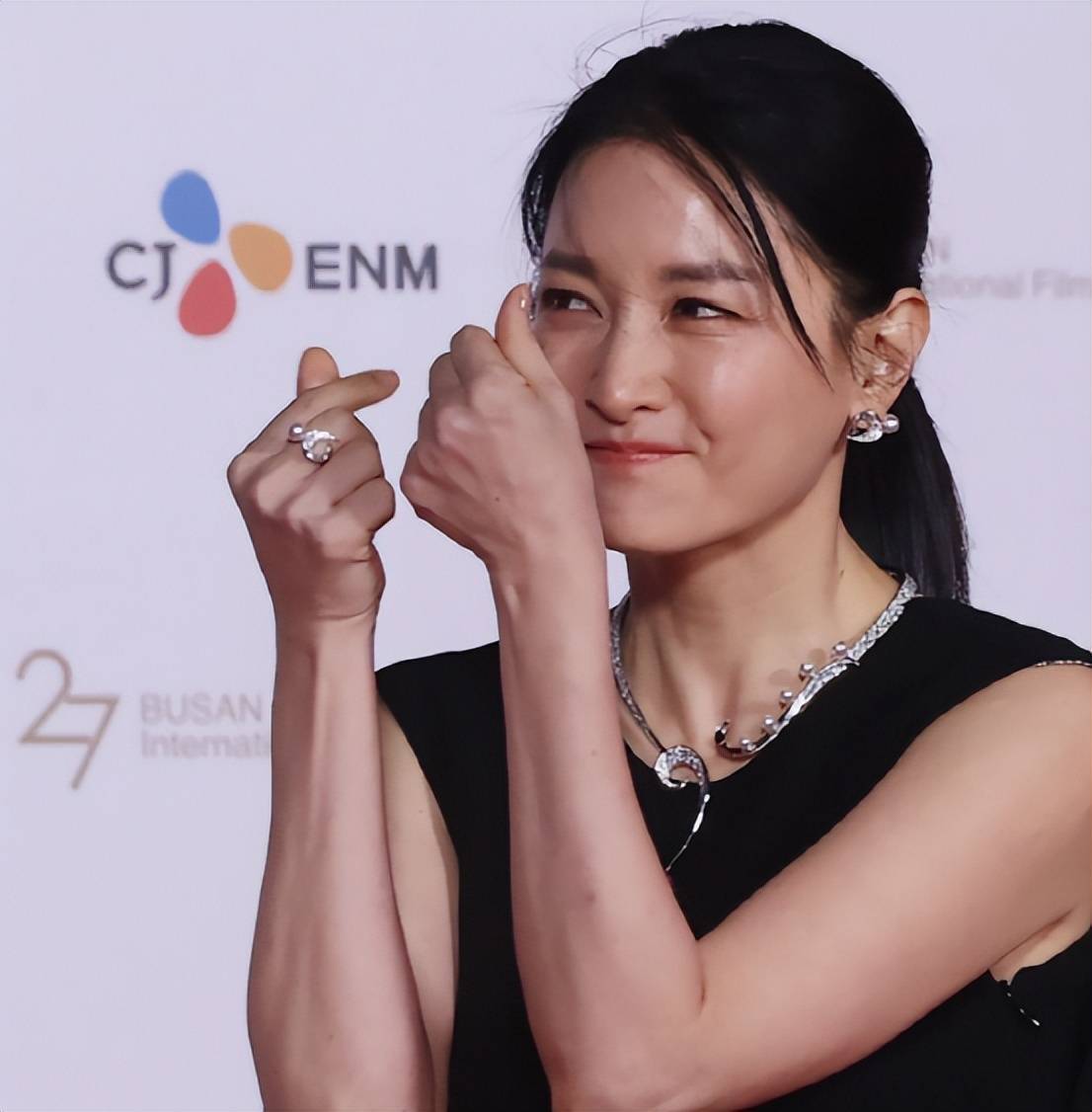 林青霞获得香港大学名誉博士学位_与林青霞齐名的女明星_林青霞67岁可爱回怼网友