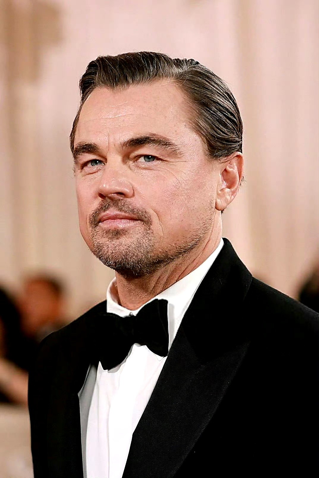 男明星红毯穿搭_女明星黑色礼服_金球奖红毯造型