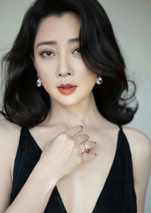 审美觉醒丰满女性_骨感美女明星_丰满美碾压骨感