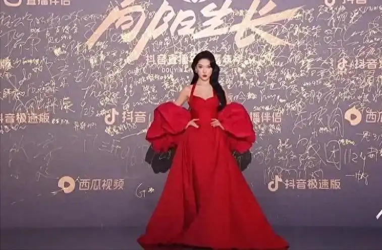 抖音年度盛典这天：美女网红“见光死”，线上线下区别好明显！