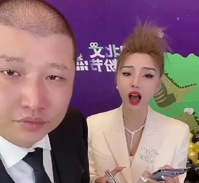 八卦爆料网红二驴是谁啊图片大全-_二驴带货夫妇销售神话_网红二驴晒余额