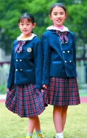 罩在校服里的青春 初中生穿黑丝袜进校确实不妥